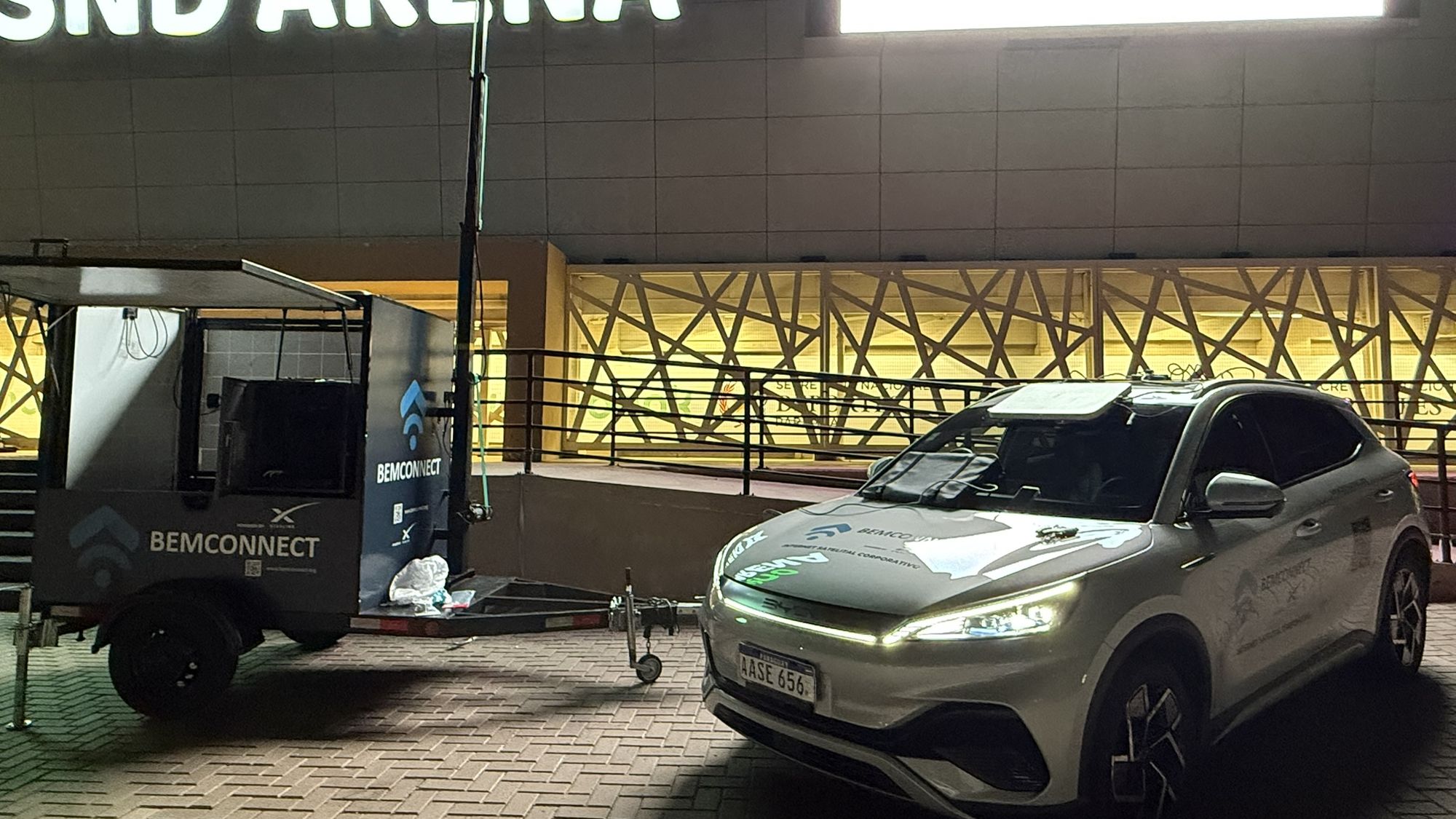 Centro transportable y vehículo de BEMCONNECT desplegados en el Ueno SND Arena